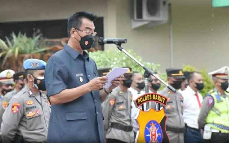 Wakil Bupati Barito Utara, Sugianto Panala Putra saat memimpin apel gelar pasukan operasi Ketupat Telabang di halaman mapolres, Jumat 22 April 2022