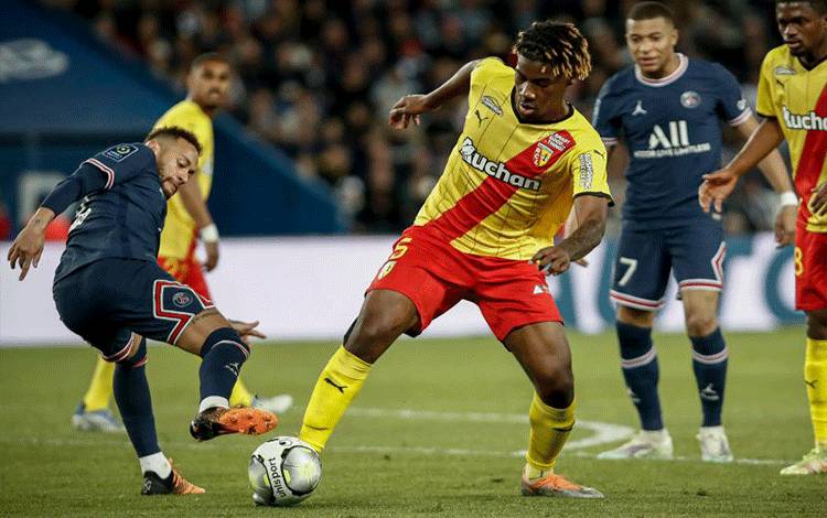 Pemain RC Lens Christopher Wooh berebut bolan dengan pemain PSG Neymar JR dalam pertandingan Liga Prancis pada Sabtu, 23 April 2022. (ANTARA/Reuters/ Panoramic/Aurelien Morissard)