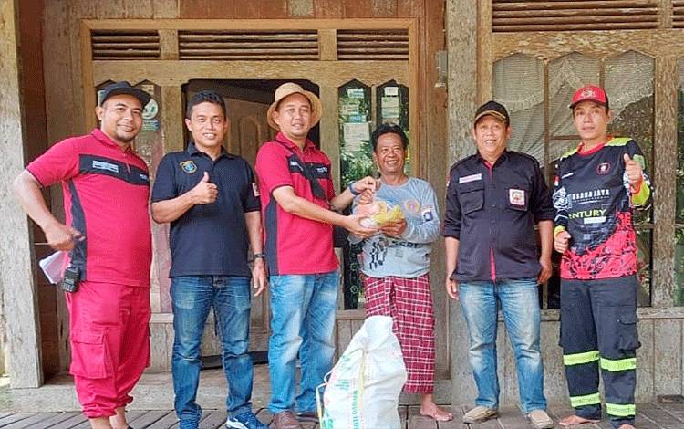 Relawan BPK Samuja saat menyalurkan bantuan bahan kebutuhan pokok bagi kaum duafa dan lansia tidak mampu di Kelurahan Ampah Kota.