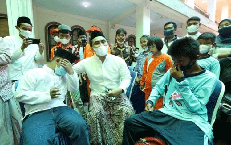 Wakil Gubernur Jawa Tengah Taj Yasin Maimoen bersama anak-anak berkebutuhan khusus yang menjadi atlet Pekan Special Olympic Nasional. (ANTARA/HO-Humas Pemprov Jateng)