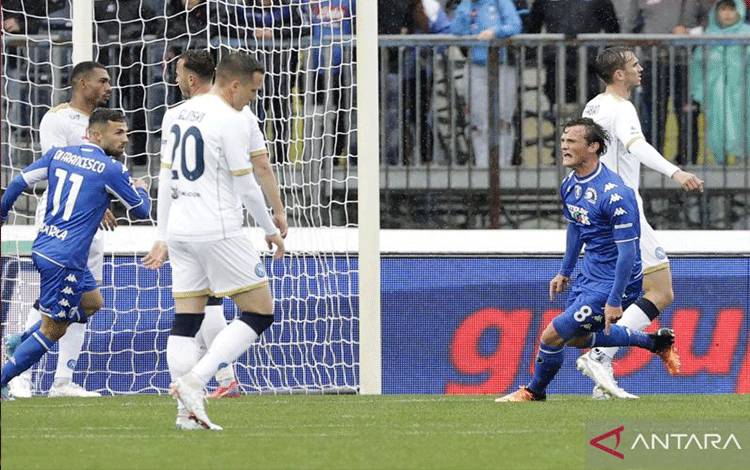 Selebrasi Liam Henderson melakukan selebrasi usai menetak gol ke gawang Napoli dalam pertandingan Liga Italia pada 24 April 2022. ANTARA/REUTERS/CIRO DE LUCA