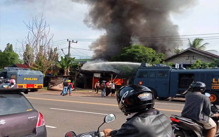 Kebakaran bengkel volkanisir ban luar di Palangka Raya terbakar.