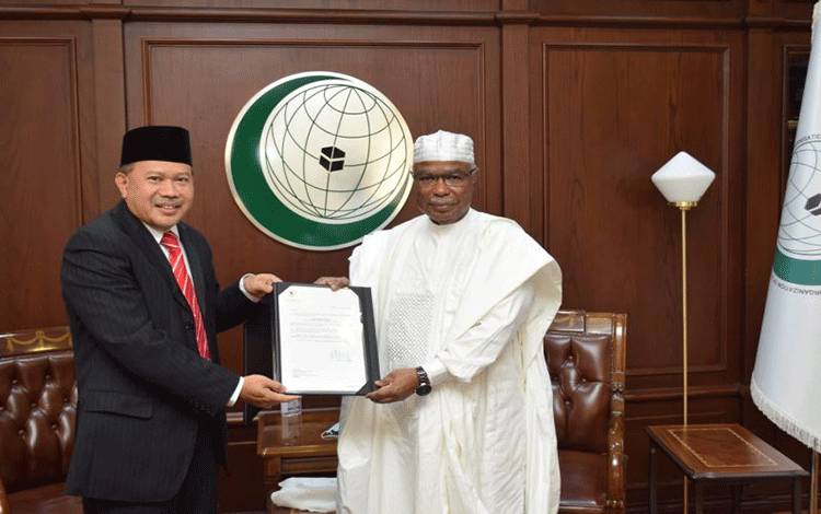 Duta Besar Eko Hartono (kiri) menyerahkan surat penugasan dari pemerintah Indonesia sebagai Wakil Tetap RI untuk Organisasi Kerja sama Islam (OKI) kepada Sekretaris Jenderal OKI Hissein Brahim Taha (kanan). (ANTARA/HO-KJRI Jeddah)