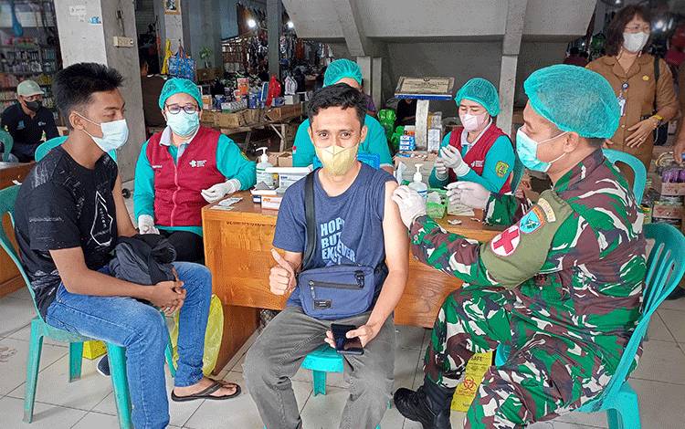 Kegiatan Vaksinasi On The Spot di Pasar Tamiang Layang yang digelar oleh Kodim 1012 Buntok bekerja sama dengan Polres Barito Timur dan Dinas Kesehatan Barito Timur.