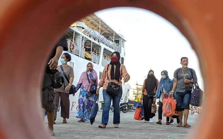 Sejumlah penumpang KM Kirana III saat hendak memasuki kapal melalui Pelabuhan Sampit