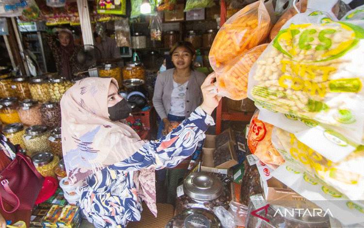 Toko penjualan kue lebaran di Pasar Sudimampir Banjarmasin yang mulai ramai dikunjungi pembeli, Senin (25/4/2022). (ANTARA/Bayu Pratama)