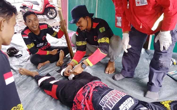 Relawan Matabu Jaya saat latihan penanganan korban kecelakaan lalu lintas.