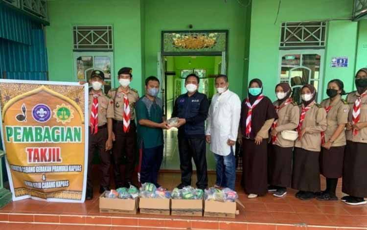 Anggota Kwarcab Pramuka Kapuas saat bagikan takjil di Panti Asuhan Budi Sejahtera
