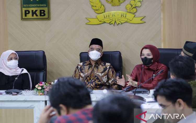 Anggota Fraksi PKB DPR menerima kunjungan Yayasan Konsumen Muslim Indonesia (YKMI) di komplek Parlemen, Senayan, Jakarta, Rabu (26/1/2022) 
