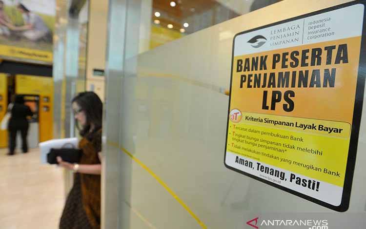 Seorang nasabah keluar dari sebuah bank swasta yang dijamin Lembaga Penjamin Simpan (LPS) di Jakarta, Senin (18/2/2019)