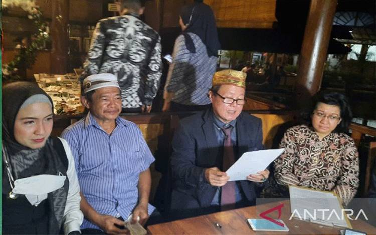 Ketua DPC Peradi Kota Depok, Khairil Poloan ketika membacakan somasi terbuka kepada Hotman Paris Hutapea (ANTARA/Foto: Feru Lantara)