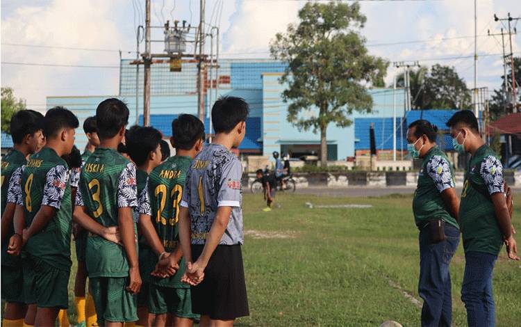SSB Isen Mulang United Football Cub saat sedang latihan.