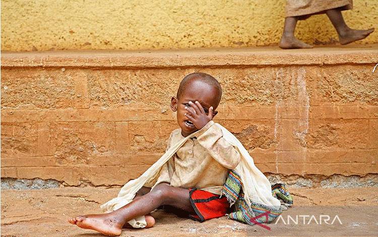Seorang anak menangis di Klinik Kesehatan Giarra, Ethiopia, dalam foto tidak bertanggal. ANTARA/REUTERS/PA Images/Julien Behal/aa