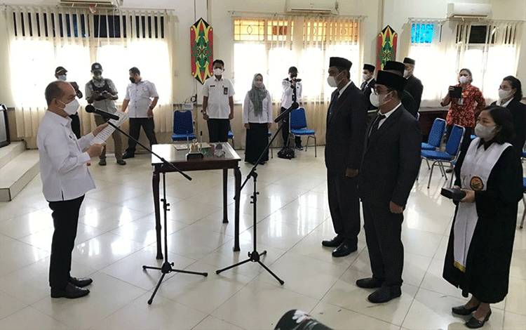 Suasana saat pelantikan PNS dalam jabatan administrasi di lingkungan Pemerintah Kabupaten Kapuas, bertempat di Aula Bappeda Kapuas, Rabu, 27 April 2022.
