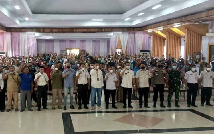 Bupati dan ratusan masyarakat berfoto bersama usai penyerahan SHM di Gedung Pertemuan Umun, Rabu 27 April 2022 