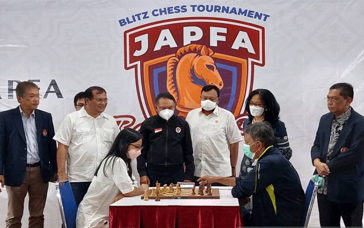 Menpora Zainudin Amali (tengah) saat hadir dan secara resmi membuka Blitz Chees Tournament Japfa Ramadhan Cup 2022 di Gedung Serbaguna, Senayan, Jakarta, Rabu (27/4/2022). (ANTARA/Muhammad Ramdan)
