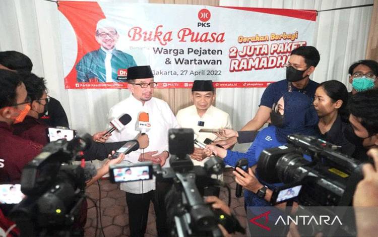 Ketua Majelis Syura PKS Salim Segaf Al-Jufri (Kiri) bersama Ketua Fraksi PKS RI Jazuli Juwaini memberikan keterangan pers di Jakarta, Rabu. (Antara/Dokumentasi Pribadi)