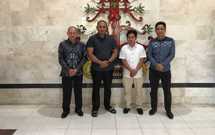 Ketua Komisi III DPRD Kapuas Kunanto bersama unsur pimpinan DPRD Hulu Sungai Selatan pada Kamis, 28 April 2022.