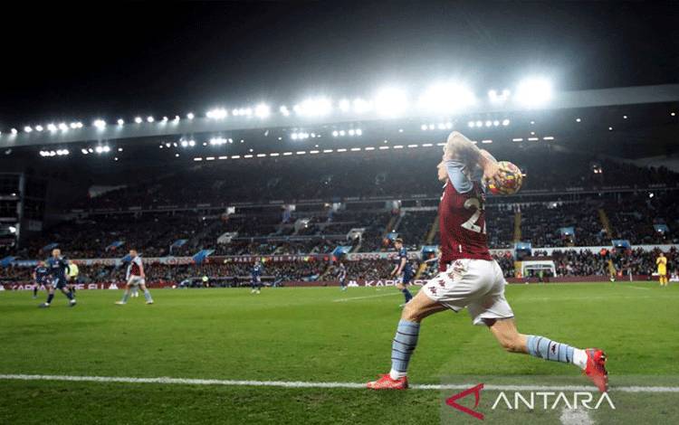 Ilustrasi - Pemain Aston Villa Lucas Digne melemparkan bola saat bertanding melawan Leeds United pada laga Liga Premier di Villa Park, Birmingham, Inggris, Rabu (9/2/2022). ANTARA FOTO/Reuters/Molly Darlington/WSJ/djo