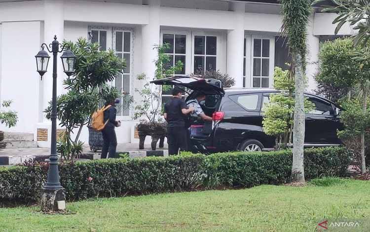 Penyidik KPK melakukan penggeledahan di rumah dinas Bupati Bogor, Kompleks Pemkab, Cibinong, Kabupaten Bogor, Jawa Barat, Kamis (28/4/2022)