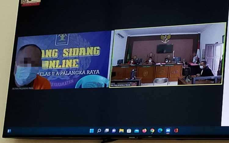 Terdakwa saat menjalani sidang virtual di Pengadilan Negeri Palangka Raya
