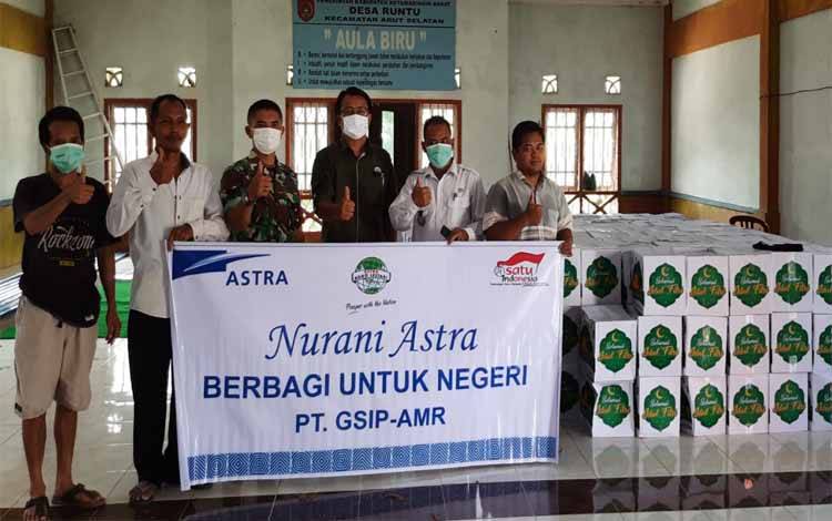 PT. GSIP-AMR menyerahkan 300 paket sembako untuk warga Desa Runtu
