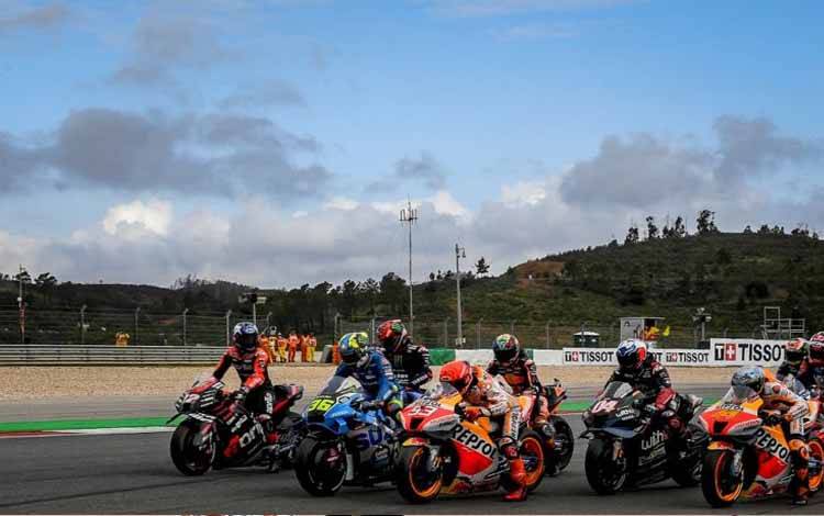 Para pebalap menjalani latihan start jelang Grand Prix Portugal, Sirkuit Internasional Algarve, Portimao. (24/4/2022)