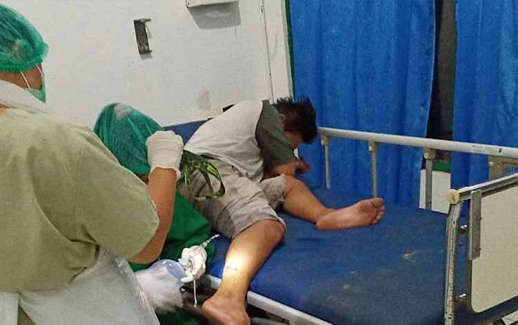 Korban Iman Samudra saat ditangani petugas medis di UGD RSUD Tamiang Layang