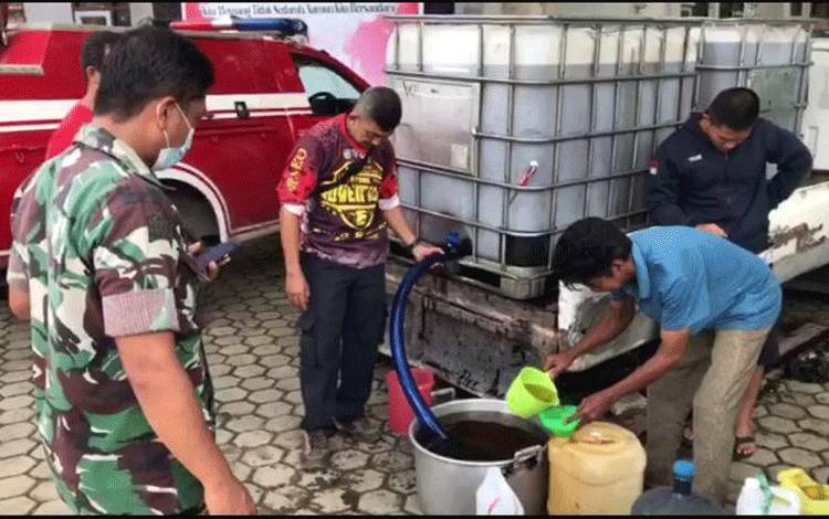 Penyaluran Minyak Goreng Curah Murah di Kabupaten Kapuas Kerjasama Kodim 1011/KLK dan PT CBU