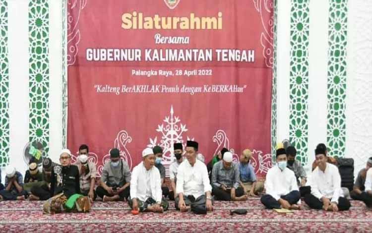 Jajaran pejabat Pemkab Barito Utara saat mengikuti Safari Ramadan 1443 H secara Virtual di Mesjid Raya Shirathal Mustaqim Muara Teweh 