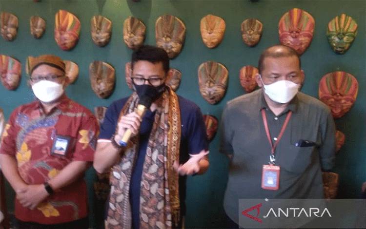 Sandiaga Uno memberikan keterangan kepada wartawan. ANTARA/Aris Wasita