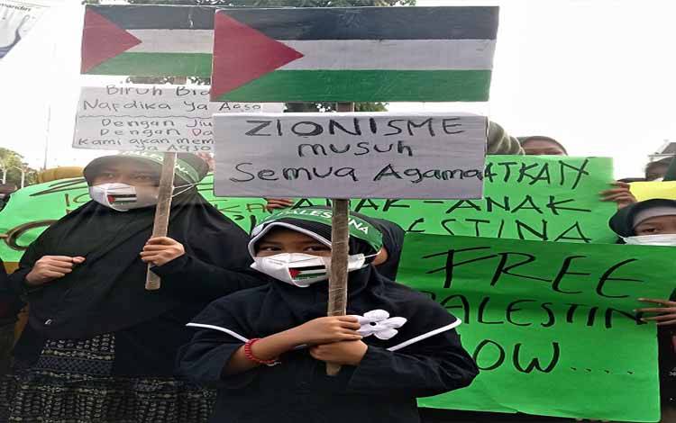 Peserta demo membawa berbagai poster untuk menekan pemerintah mengupayakan dengan sungguh-sungguh kemerdekaan Palestina, Sabtu 29 April 2022