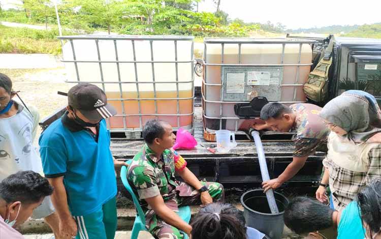 Penyaluran minyak goreng murah dari PT CBU kepada warga Kelurahan Lanjas, Kecamatan Teweh Tengah oleh Kodim 1013 Muara Teweh, Sabtu 30 April 2022