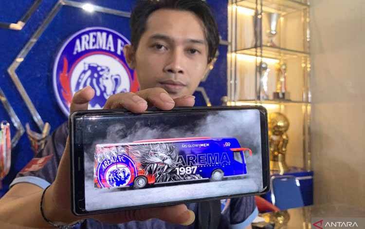 Irwan Cahya Kusuma (32) menunjukkan desain baru bus Arema FC usai melakukan jumpa pers di Kota Malang, Jawa Timur, Sabtu (30/4/2022)