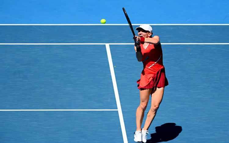 Petenis Rumania Simona Halep beraksi selama pertandingan babak keempat Australian Open melawan petenis Prancis Alize Cornet di Melbourne Park, Melbourne, Australia pada 24 Januari 2022