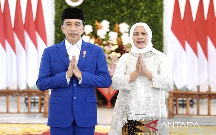 Presiden Jokowi dan Ibu Iriana Jokowi ucapan selamat Idul Fitri 1443 Hijriah. (ANTARA/Biro Pers Sekretariat Presiden)