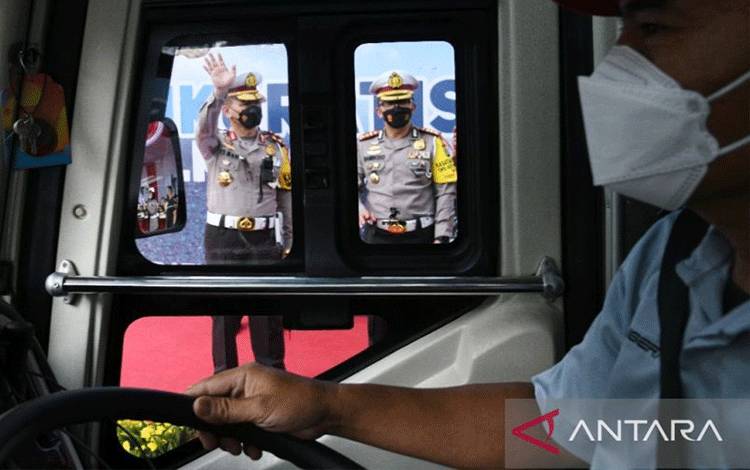 Kepala Korps Lalu Lintas (Kakorlantas) Polri Irjen Pol. Firman Shantyabudi (kiri) melambaikan tangan kepada pengemudi di KM 29 Tol Jakarta-Cikampek, Minggu (1/5/2022). ANTARA/HO-Korlantas Polri