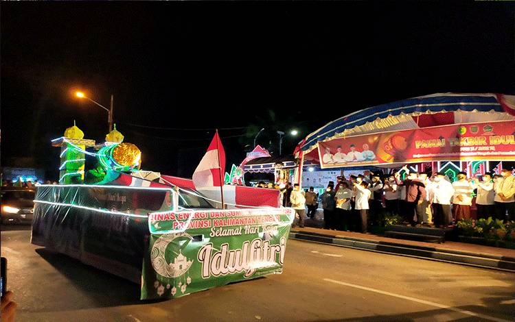 Rombongan kendaraan hias dari Dinas Energi dan Sumber Daya mineral Kalteng memeriahkan acara Pawai Takbir.