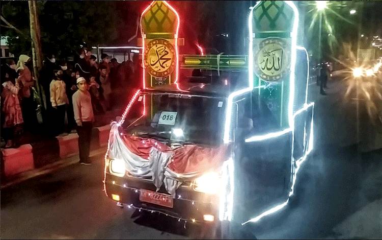 Salah satu kendaraan hias saat berpartisipasi menyemarakkan malam takbiran di Sampit, Kotawaringin Timur, Minggu malam, 1 Mei 2022.
