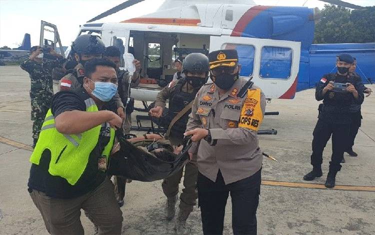 Evakuasi anggota TNI-Polri korban penembakan KKB di Okbibab, Kabupaten Pegunungan Bintang, Papua, Minggu (1/5/2022). ANTARA/HO-Polres Pegunungan Bintang