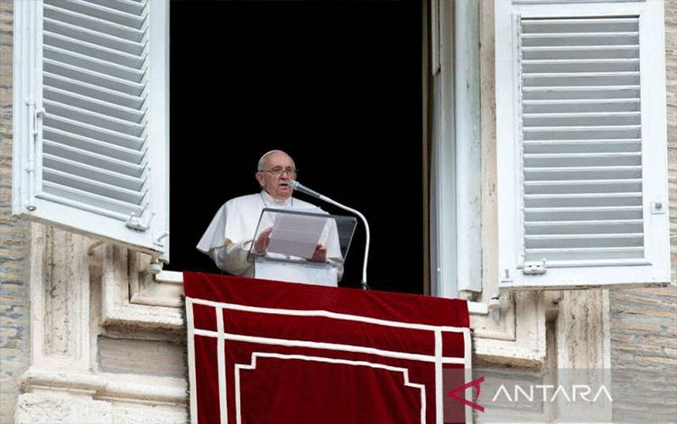 Paus Fransiskus berbicara selama doa Regina Caeli di Lapangan Santo Petrus, Vatikan, 1 Mei 2022. (ANTARA/HO Vatikan via Reuters/as)