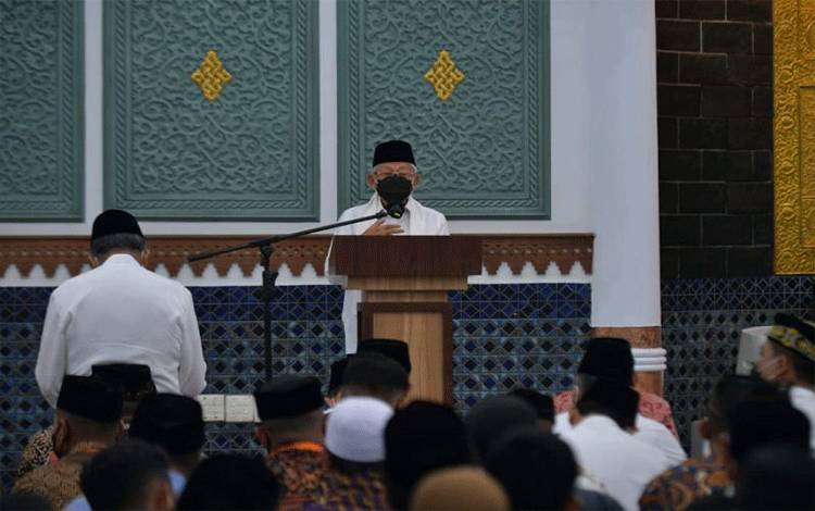 Wakil Presiden RI Ma'ruf Amin memberikan ceramah di Masjid Raya Baiturrahman, Aceh, Rabu (13/4/2022) malam. ANTARA/HO-BPMI Setwapres
