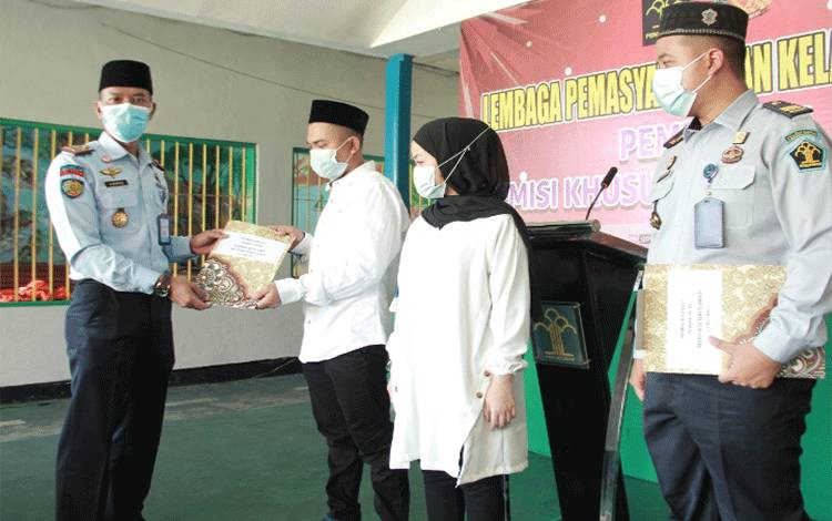 Kepala Lapas Kelas IIB Sampit, Agung Supriyanto menyerahkan remisi Idul Fitri kepada WBP.