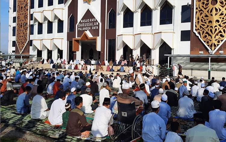 Salat Ied berjamaah di Masjid Raya Darussalam Palangka Raya.