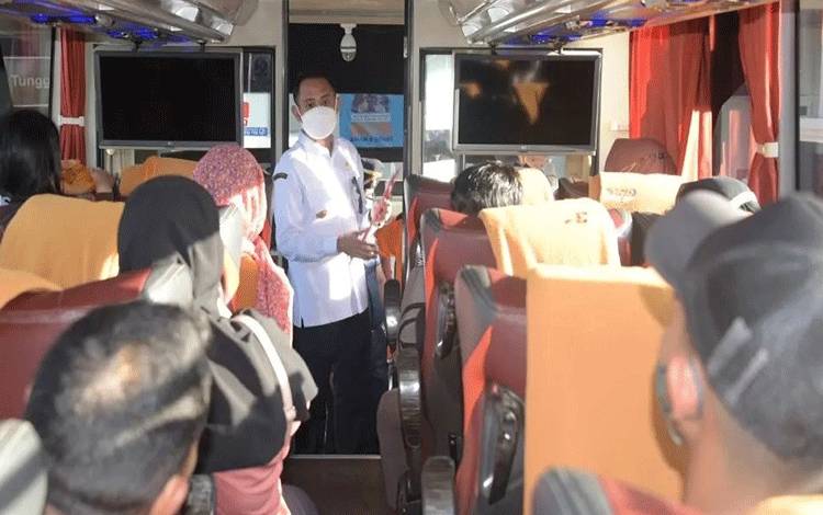 Wali Kota Palangka Raya Fairid Naparin mengecek kesiapan transportasi untuk mudik lebaran. 
