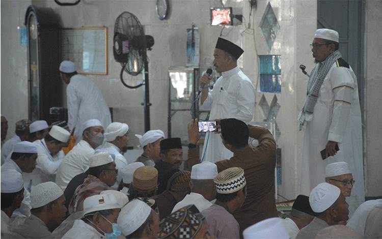 Bupati Seruyan Yulhaidir, saat memberikan sambutan pada pelaksanaan Salat Idul Fitri di Masjid Agung Nurul Yaqin Kuala Pembuang.