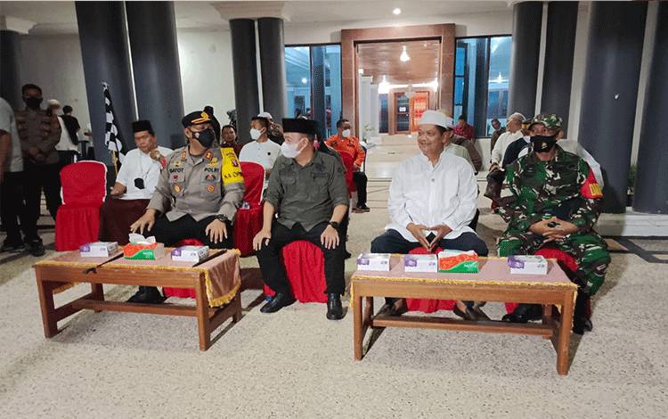 Bupati Seruyan Yulhaidir berbincang bersama Kapolres Seruyan AKBP Gatot Istanto pada pelepasan Takbir Keliling Idul Fitri, Minggu malam, 1 Mei 2022.