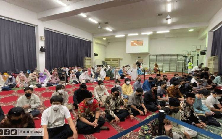Kedutaan Besar RI di Tokyo bersama dengan Keluarga Masyarakat Islam Indonesia (KMII) di Jepang menggelar shalat Idulfitri 1443H berjamaah di masjid Indonesia Tokyo pada Senin (2/5/2022)