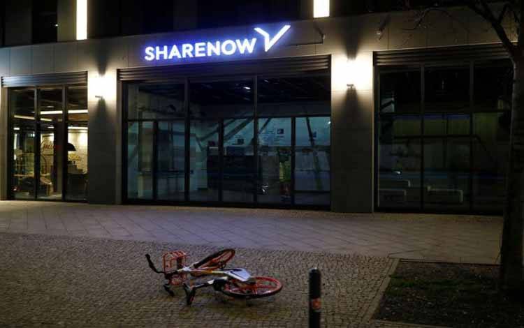 Sharing bike di depan kantor perusahaan car-sharing Share Now, menyusul merebaknya penyakit akibat virus corona (COVID-19) di distrik Kreuzberg, Berlin, Jerman, 20 Maret 2020