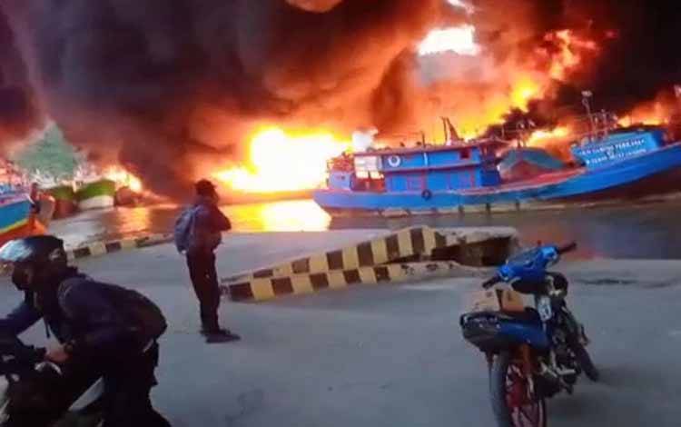 Kobaran api di Dermaga Wijayapura, Cilacap, setelah sejumlah kapal nelayan yang bersandar di Dermaga Batere terbakar pada Selasa (3/5/2022) petang